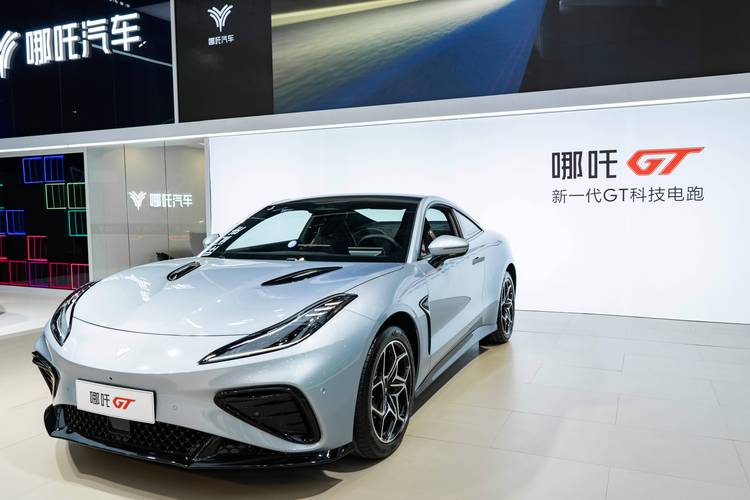 惠州55哪吒汽车在智能汽车领域的表现，领途汽车在新能源汽车市场中的影响力